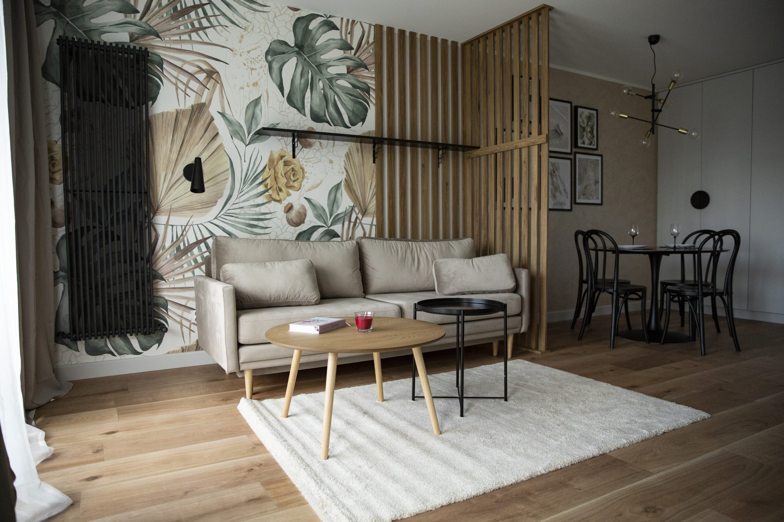 Otwarty salon z tapetą w liście w stylu boho – Wykończenia pod klucz