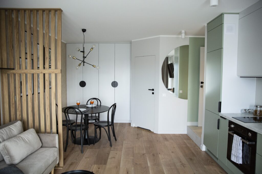 Kawalerka z otwartą kuchnią, salonem i wbudowaną białą szafą – Mieszkanie pod klucz Gdańsk