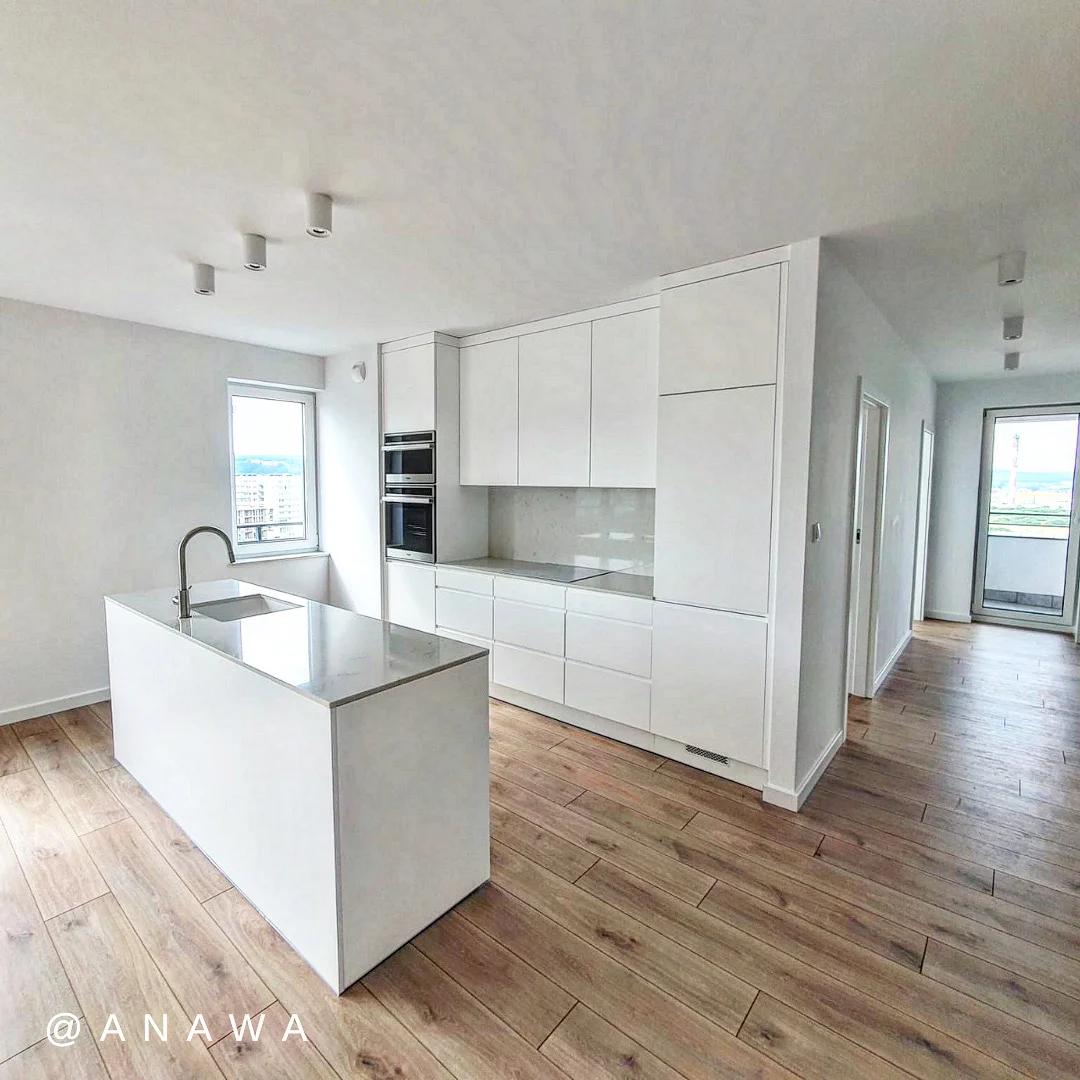 Biała kuchnia na wymiar z funkcjonalną wyspą i drewnianymi panelami – Wykończenie pod klucz gdańsk