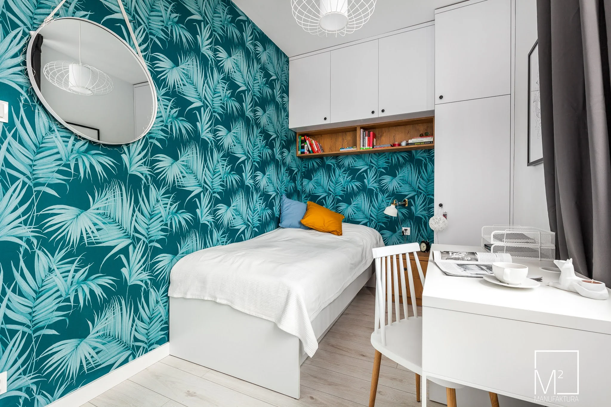 Jasny pokój z białymi meblami, biurkiem, łóżkiem i szafą na wymiar – Mieszkanie pod klucz Gdańsk